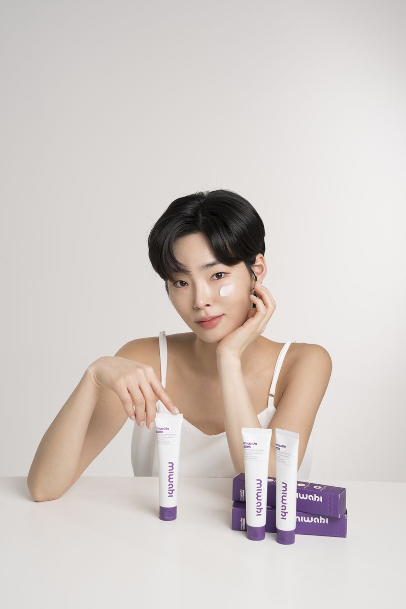 스팟 코렉터와 패키지 박스를 앞에 둔 모델