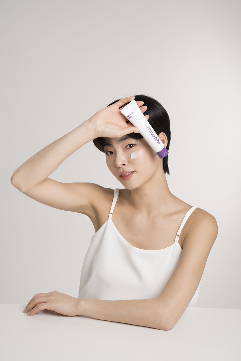 스팟 코렉터를 이마에 대고 있는 모델
