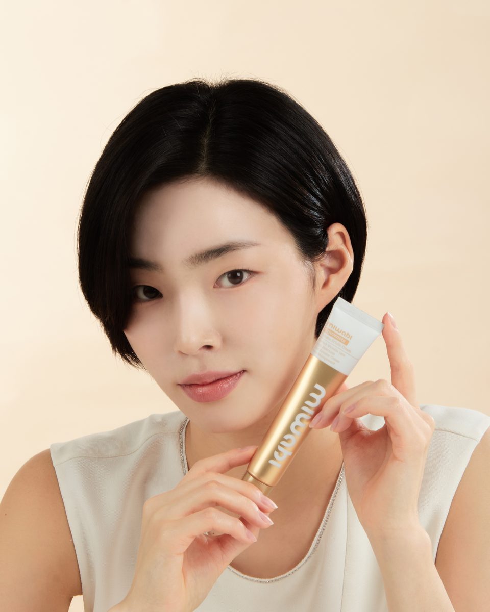 리쥬브네이트 볼륨 엑토인 크림을 든 모델