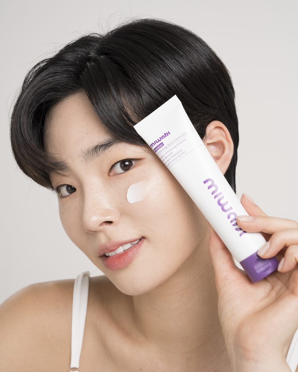 화이트닝 스팟 코렉터를 든 모델