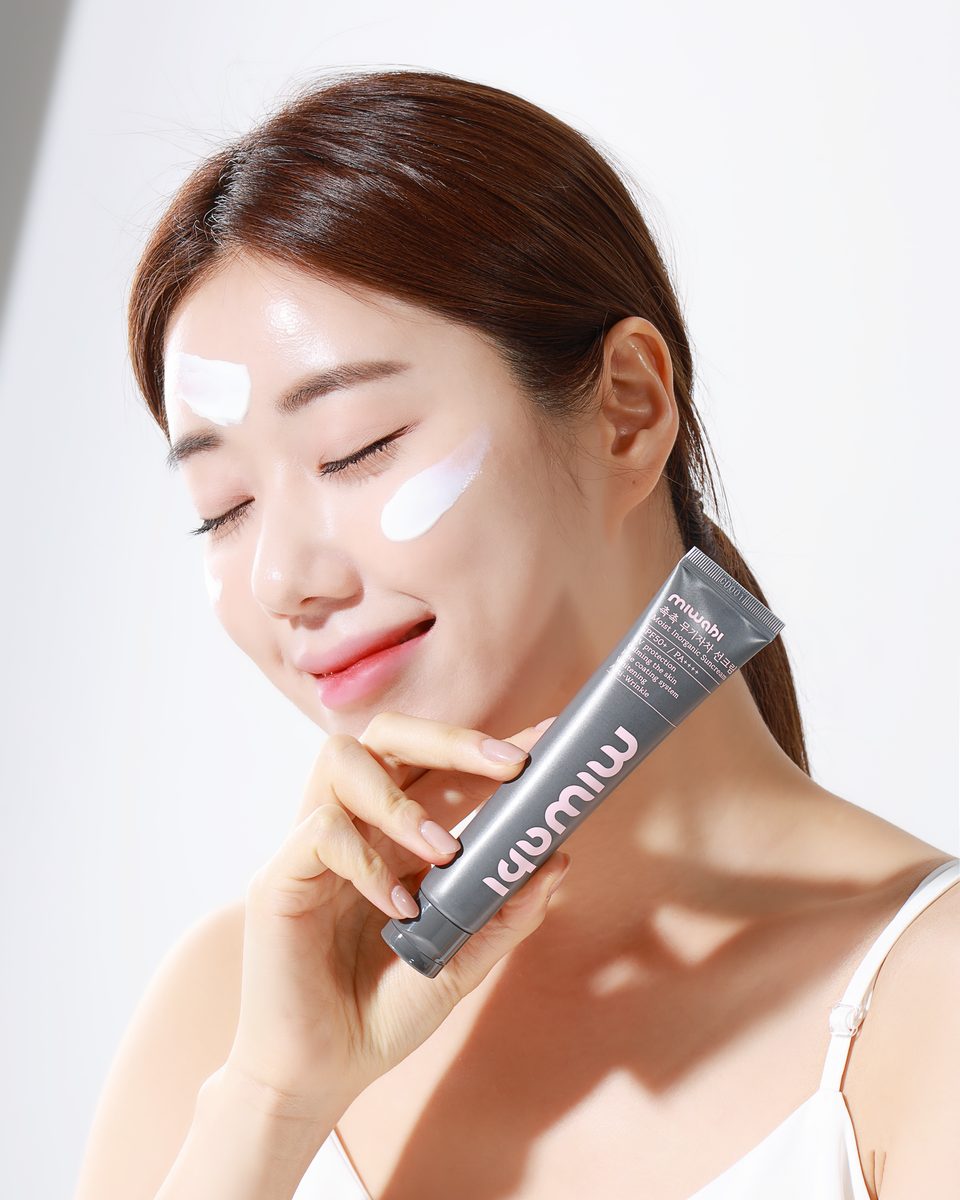 촉촉 무기자차 선크림을 바른 모델